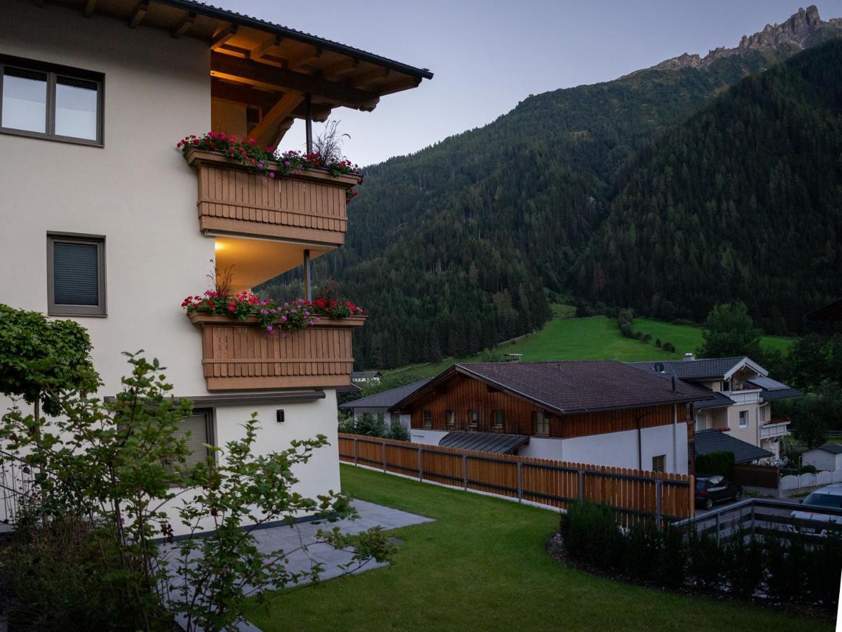 Berg' & Bluamen Appartements Stubai Neustift im Stubaital Kültér fotó